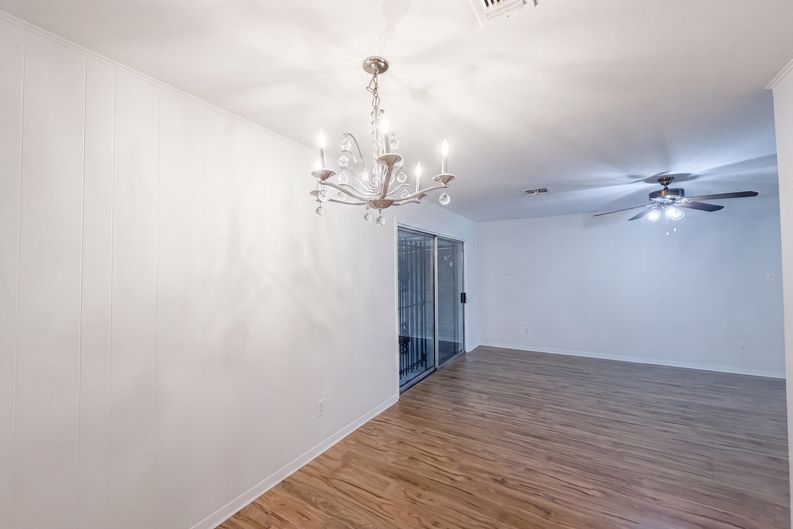 Photo 11 of 17 of 9538 Skyline Dr, Houston, TX