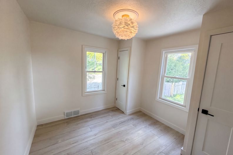 Photo 4 of 28 of 492 Algene St, Lake Orion, MI