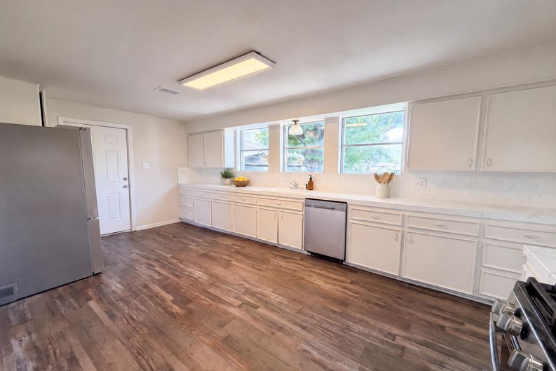 Photo 10 of 26 of 714 Bolling Ln, Houston, TX