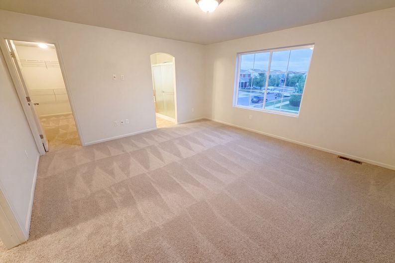 Photo 6 of 35 of 5573 Killarney Ct, Denver, CO