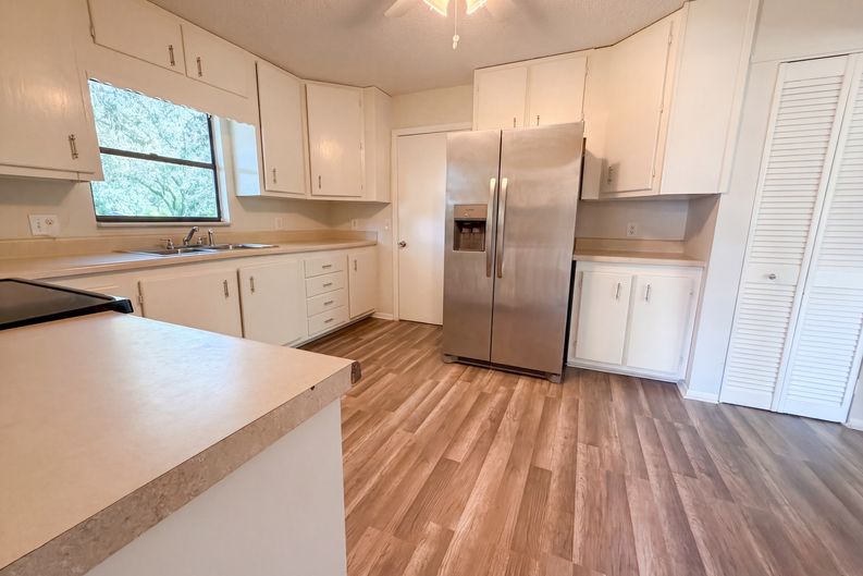 Photo 10 of 24 of 7023 Shindler Dr, Jacksonville, FL