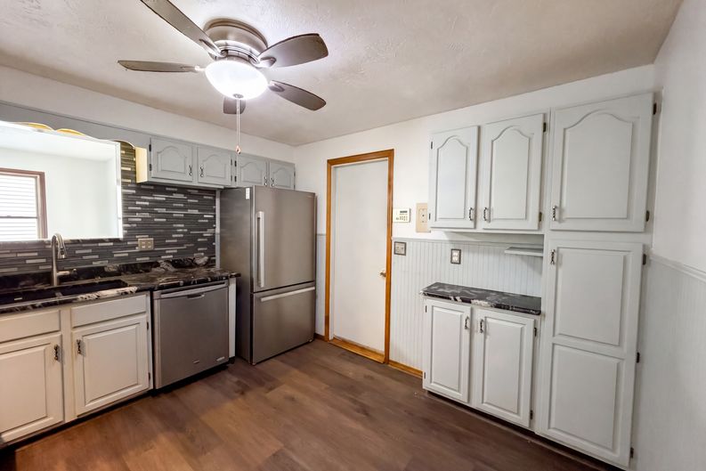 Photo 9 of 25 of 1015 Kingsway Dr, Lorain, OH