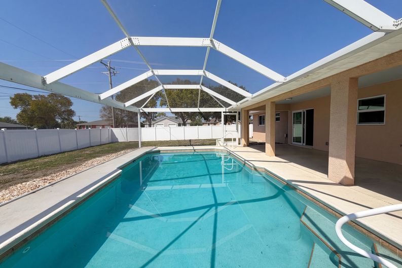 Photo 5 of 23 of 102 SE 43rd Ln, Cape Coral, FL
