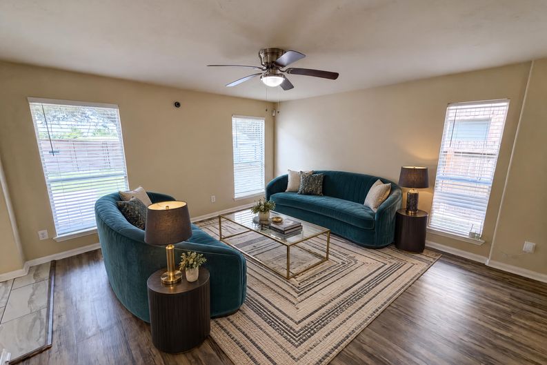 Photo 7 of 28 of 10250 Rolleston Ln, Houston, TX