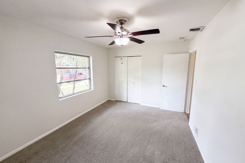 Photo 13 of 24 of 4511 Montclair Rd, Orlando, FL