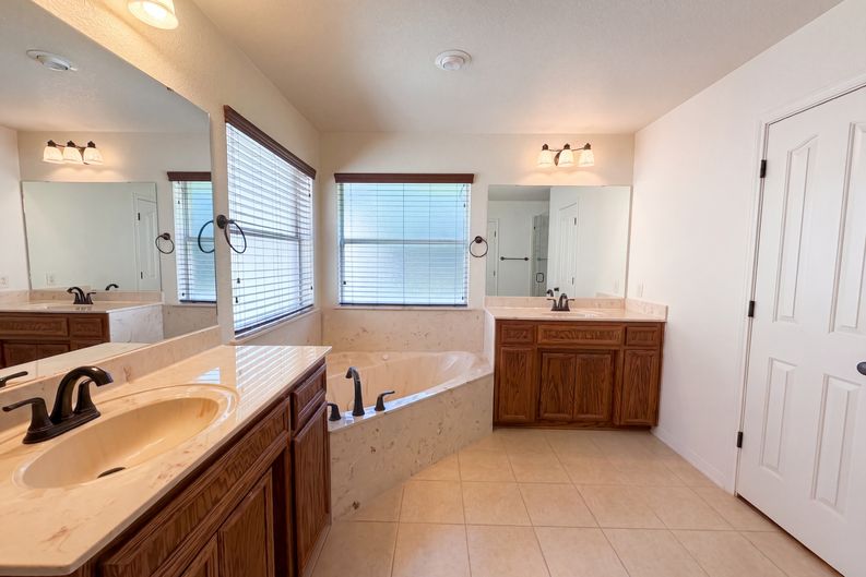 Photo 8 of 17 of 5415 Foxhill Rd, Temple, TX