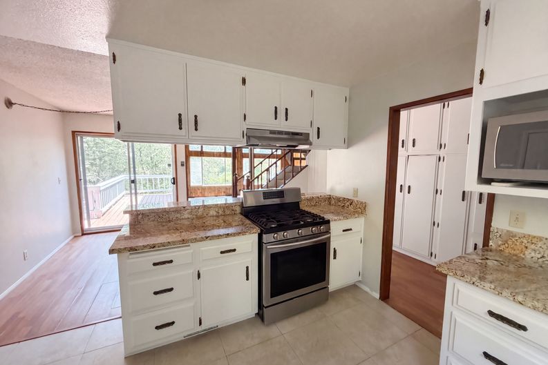Photo 11 of 37 of 22360 Briarwood Ln, Crestline, CA