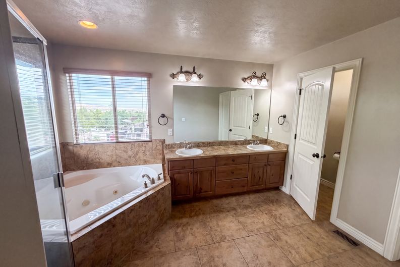 Photo 16 of 31 of 14496 S Fox Creek Dr, Herriman, UT
