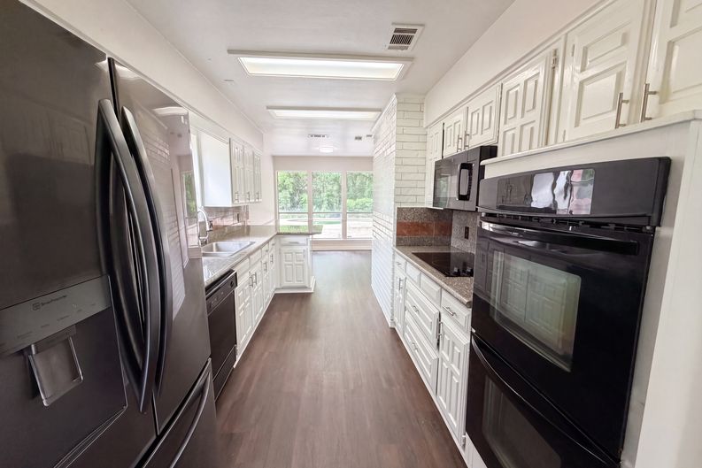 Photo 12 of 20 of 722 S Forest Ln, Duncanville, TX