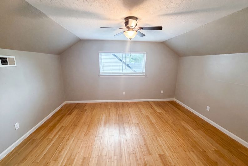 Photo 13 of 23 of 5116 E Bayou Dr, Dickinson, TX