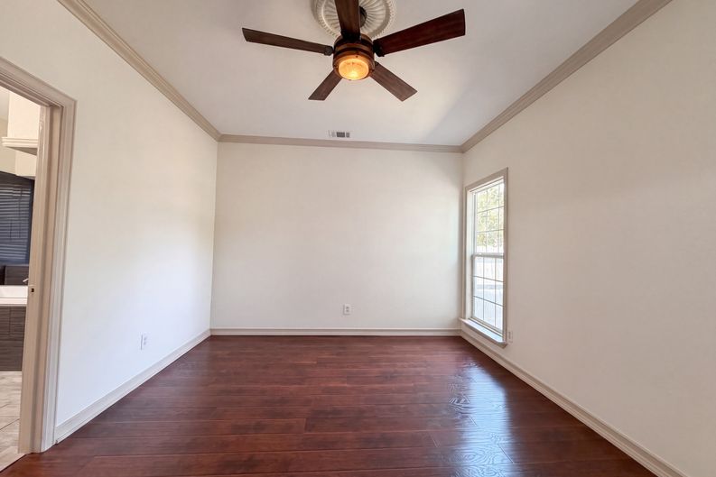 Photo 11 of 22 of 6315 Meadow Glen Dr, Arlington, TX