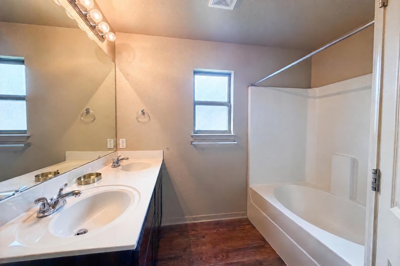 Photo 11 of 16 of 1023 Roanoke Dr, Temple, TX