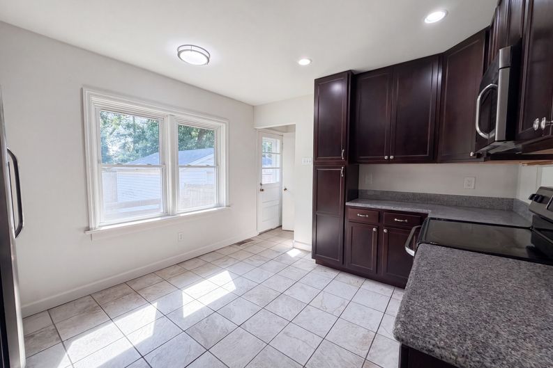 Photo 11 of 18 of 1320 Gahan Dr, Florissant, MO