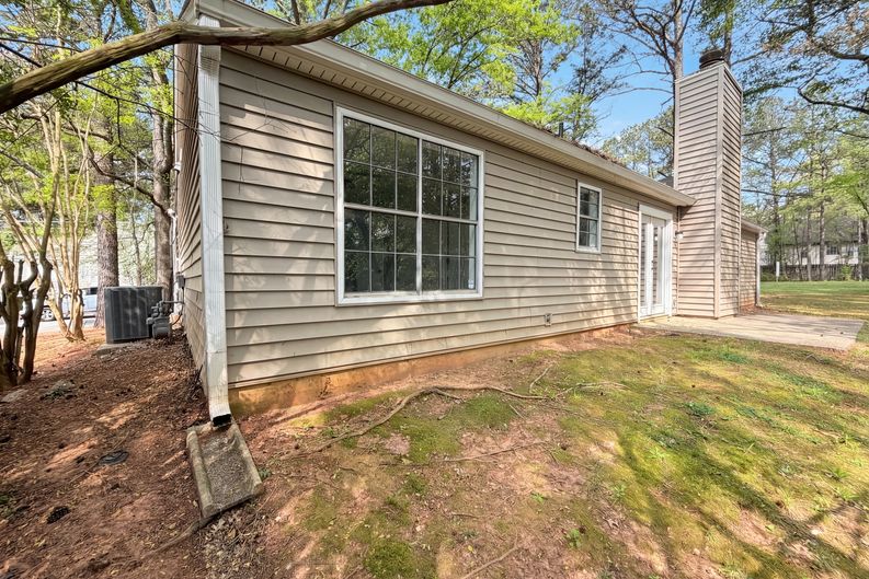 Photo 10 of 31 of 4727 Garden Hills Dr, Stone Mountain, GA