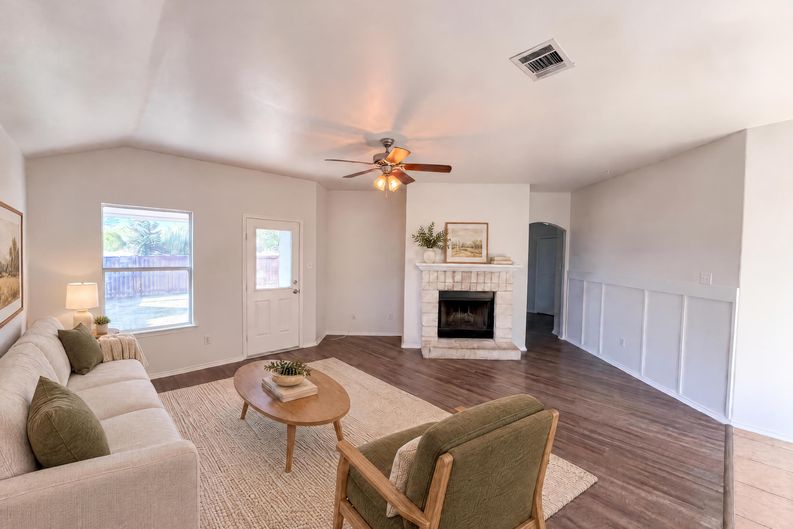 Photo 3 of 19 of 404 Timothy John Dr, Pflugerville, TX