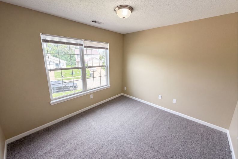 Photo 10 of 35 of 11307 Narrowleaf Dr, Indianapolis, IN