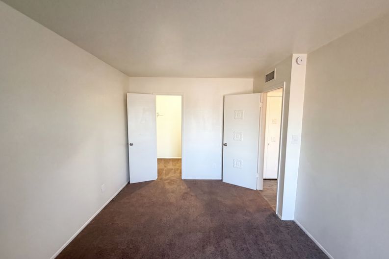 Photo 4 of 17 of 8446 N 34th Dr, Phoenix, AZ