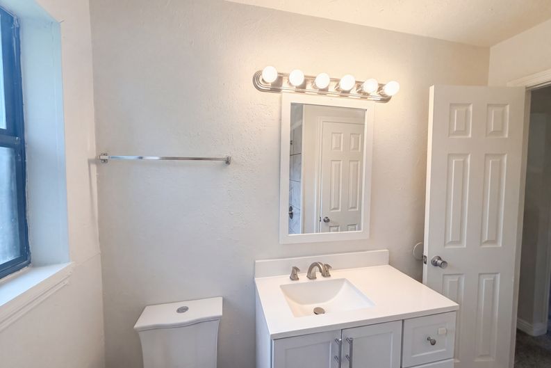Photo 14 of 18 of 7520 Altus Dr S, Jacksonville, FL