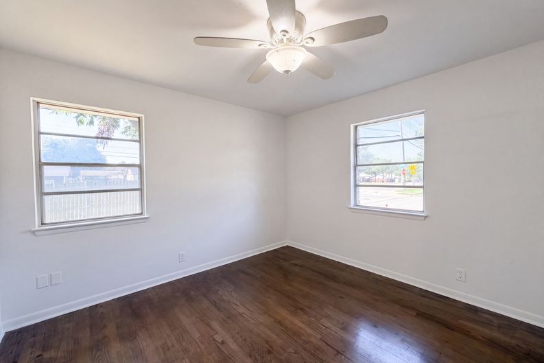 Photo 4 of 16 of 1213 S Ridgeway Dr, Cleburne, TX