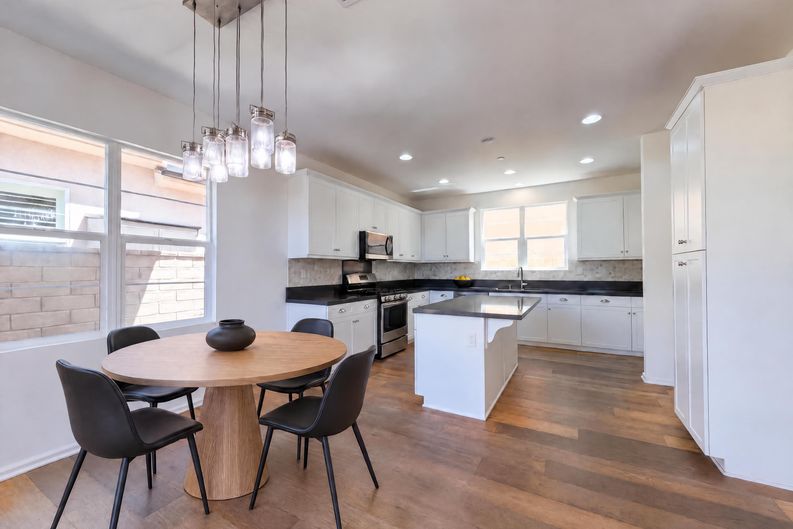 Photo 8 of 31 of 21981 Propello Dr, Santa Clarita, CA