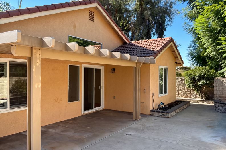 Photo 5 of 16 of 7776 Somerset Ln, Highland, CA