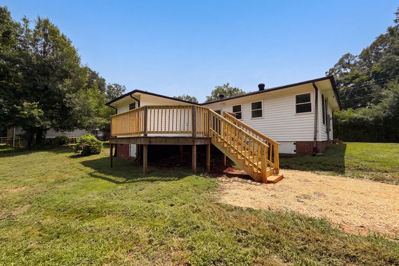 Photo 5 of 21 of 704 Morningside Dr, Mount Holly, NC