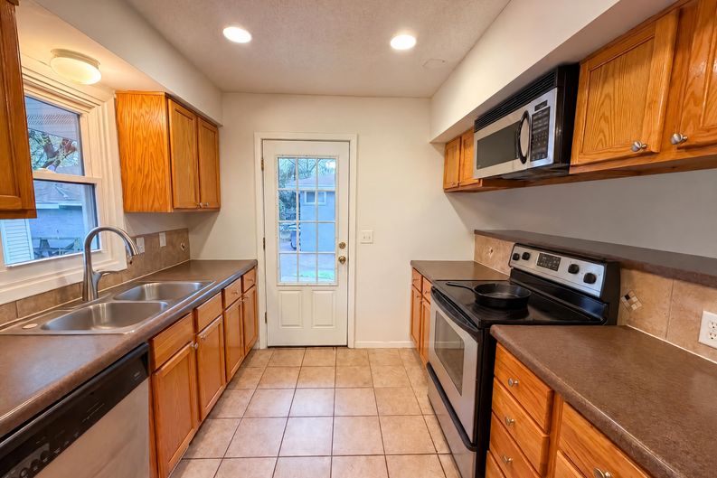Photo 6 of 22 of 2807 Ohenry Rd, Brooklyn Center, MN