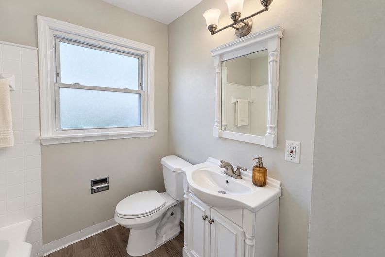 Photo 9 of 24 of 1541 E 254th St, Euclid, OH