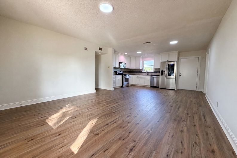 Photo 3 of 16 of 1308 Longhorn Dr, Floresville, TX