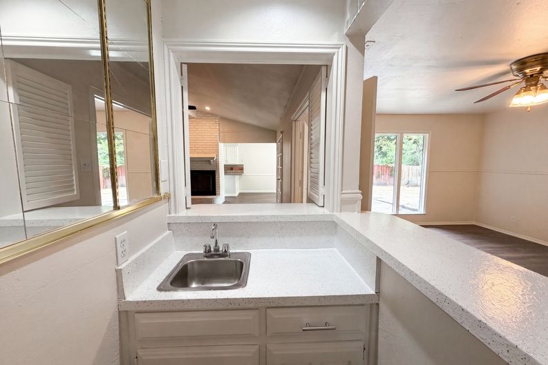 Photo 11 of 20 of 722 S Forest Ln, Duncanville, TX