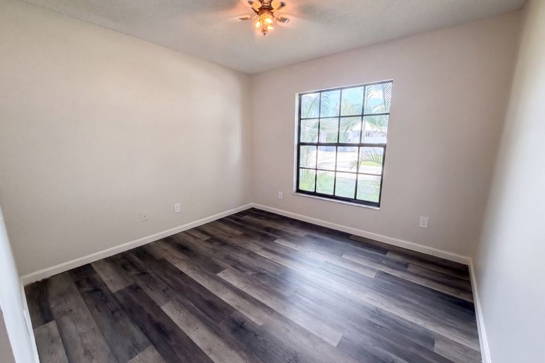 Photo 4 of 17 of 9507 Letterstone Ct, Tampa, FL