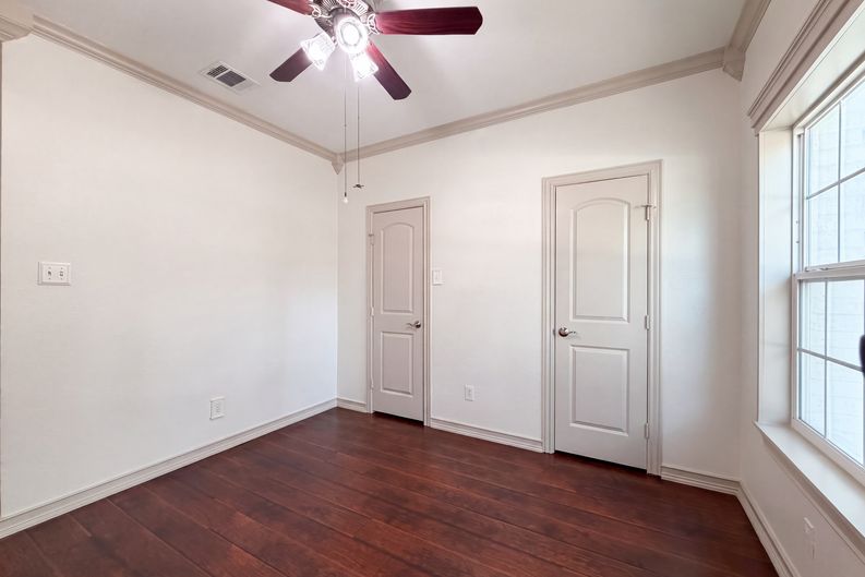 Photo 10 of 22 of 6315 Meadow Glen Dr, Arlington, TX