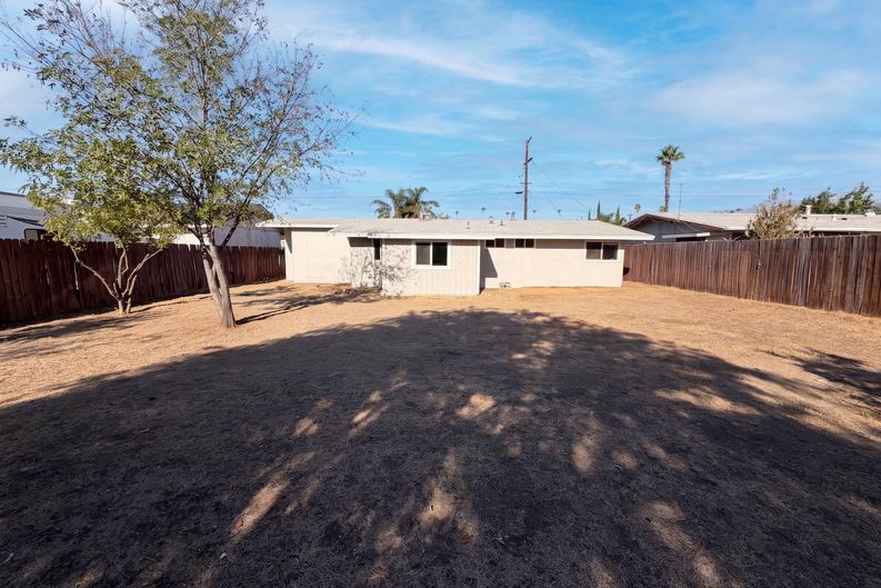 Photo 5 of 14 of 8869 Tangelo Ave, Fontana, CA