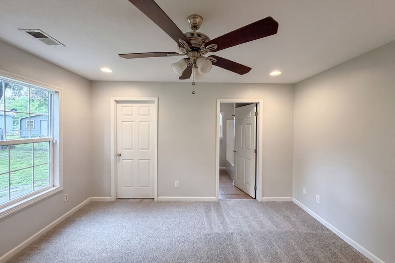 Photo 4 of 17 of 905 S Butler Ter, Harrisonville, MO