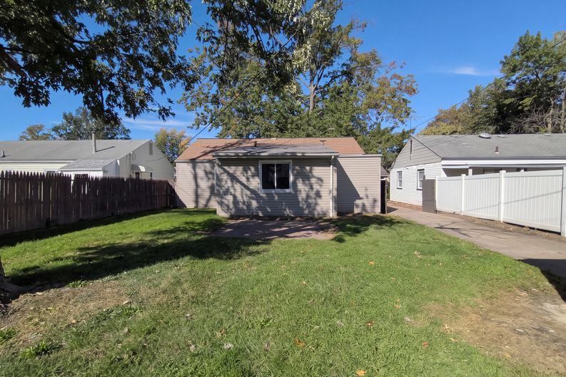 Photo 5 of 24 of 13807 Elsetta Ave, Cleveland, OH