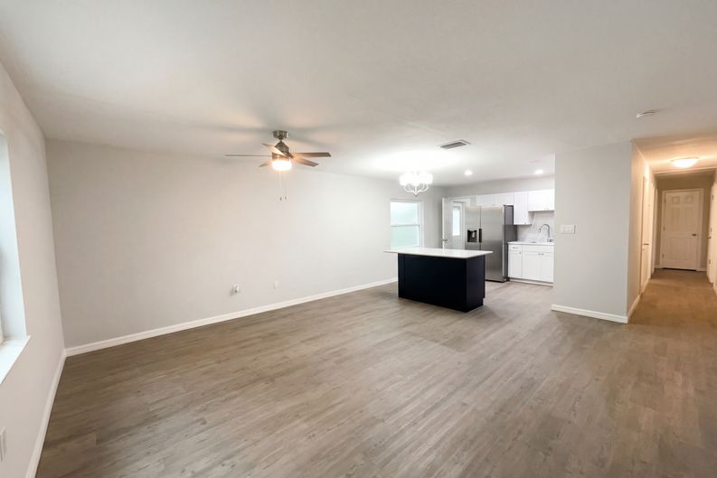 Photo 3 of 21 of 806 Wedgewood Dr, Mount Dora, FL