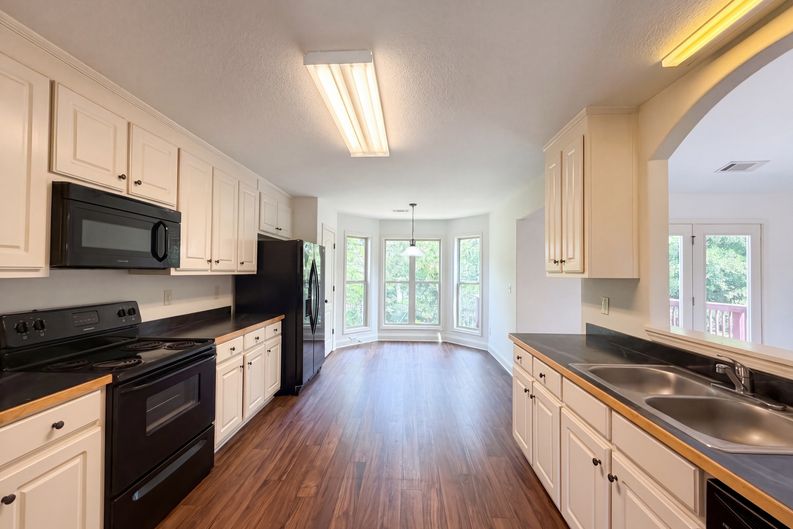 Photo 10 of 28 of 2721 Berkshire Dr, Winder, GA