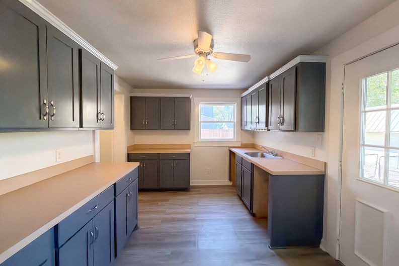 Photo 11 of 39 of 1012 W 3rd Ave, Corsicana, TX