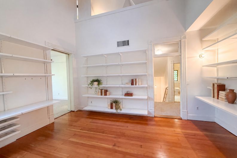 Photo 12 of 34 of 1710 NW Hoyt St, Portland, OR