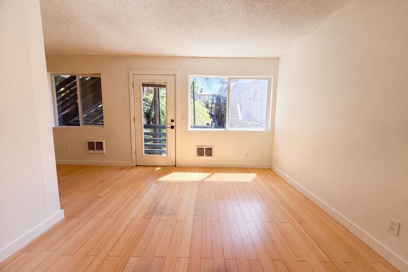 Photo 3 of 16 of 1300 NE 68th Ave, Portland, OR