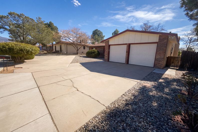 Photo 7 of 21 of 7212 Derickson Ave NE, Albuquerque, NM