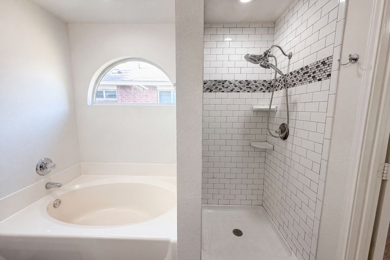 Photo 18 of 21 of 109 Eagle Dr, Luling, TX