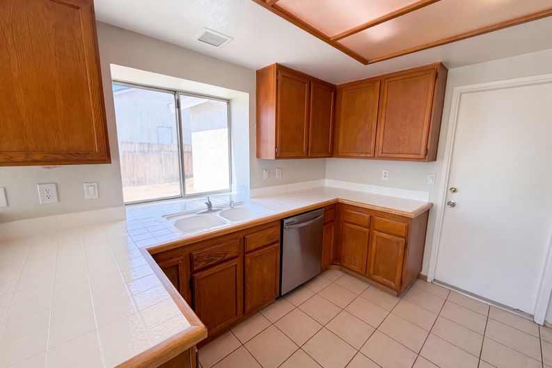 Photo 9 of 18 of 13561 Glacier Cir, Hesperia, CA