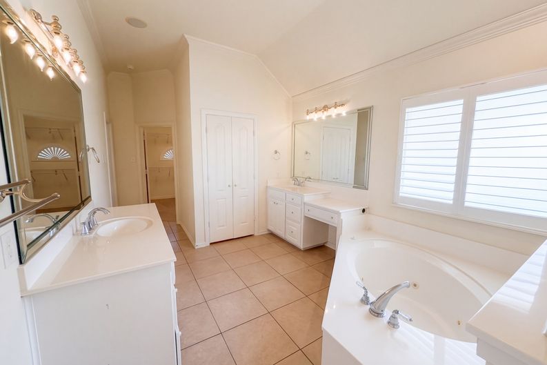 Photo 12 of 22 of 2836 S Lakeview Dr, Cedar Hill, TX