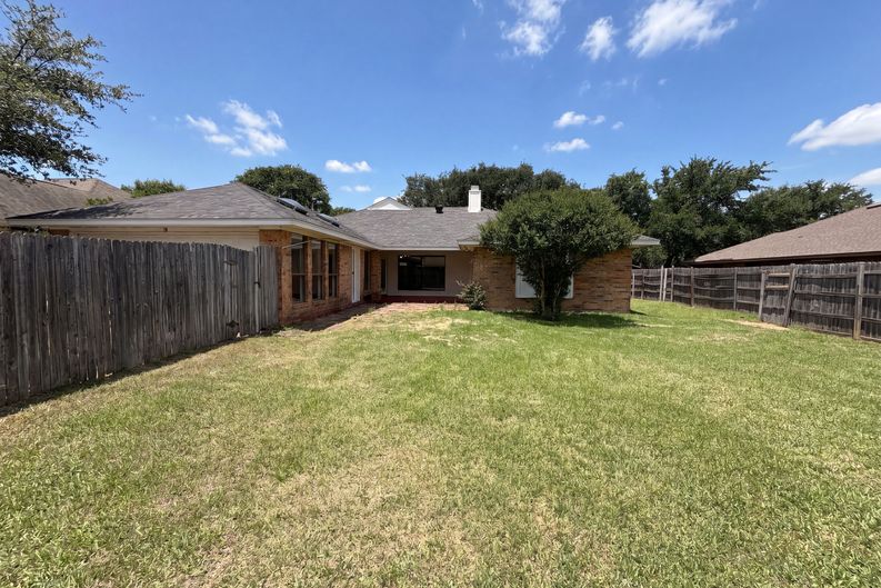 Photo 5 of 16 of 6712 Coach House Ln, Plano, TX