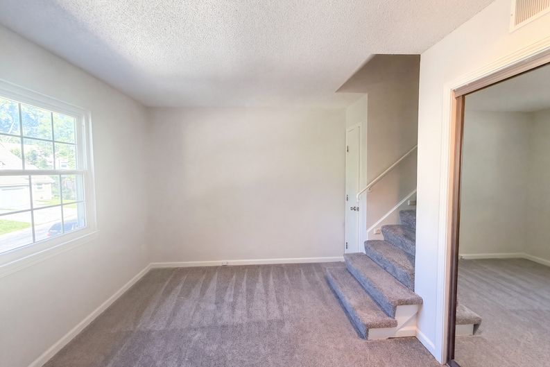 Photo 5 of 21 of 10002 W 86th St, Overland Park, KS