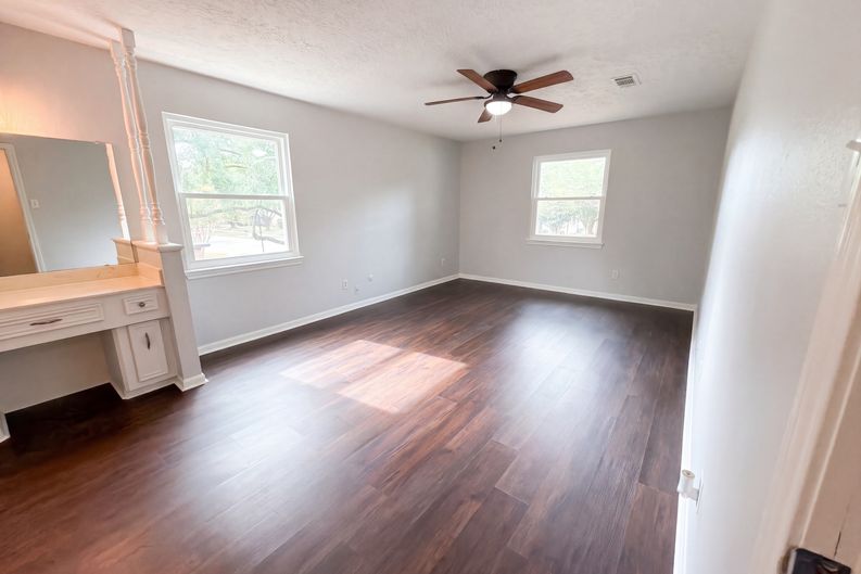 Photo 16 of 25 of 16121 Lakeview Dr, Jersey Village, TX