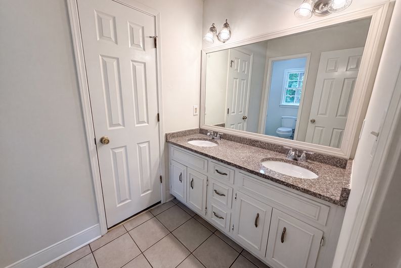 Photo 17 of 29 of 4379 Inns Brook Dr, Snellville, GA