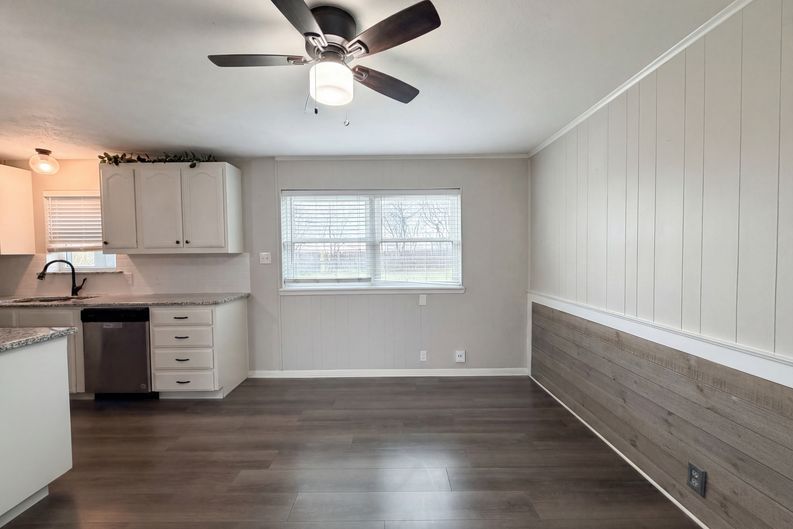 Photo 7 of 16 of 208 NW Summercrest Blvd, Burleson, TX