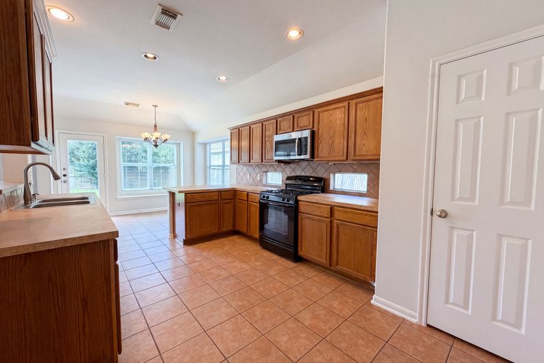 Photo 10 of 20 of 6843 Tammany Manor Ln, Spring, TX